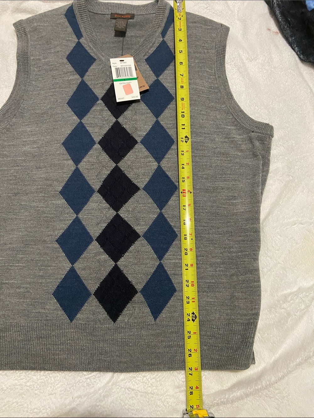 Dockers Men’s Gray V-Neck Argyle Sweater Vest with Blue Diamond Pattern - Picture 6 of 8